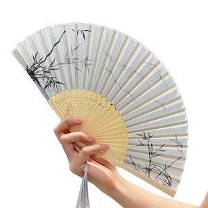 Éventail pliant en <span class=keywords><strong>bambou</strong></span> peint de style chinois ancien pour femmes, idéal pour la danse Hanfu, l'été, les fêtes, les remises de diplômes et les fêtes de pendaison de crémaillère - Product Image 3
