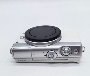 Seulement 266 g — le hybride APS-C le plus léger — + 24,2 MP, le M100 est un appareil photo de poche qui offre une qualité d'image exceptionnelle ! - Product Image 3