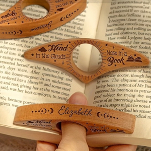 ที่คั่นหนังสือไม้ ที่วางหนังสือไม้ ทำมือ ของตกแต่งสำหรับคนรักการอ่าน ของขวัญสำหรับคนรักหนังสือ - Product Image 1