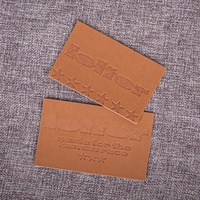 Étiquettes de vêtements personnalisées en cuir PU, fabriquées en usine, avec logo en relief, découpées au laser, lavables, pour vêtements et sacs