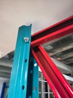 Étagère à palettes en forme de larme GM Heavy Duty, sans boulons, avec cadre en acier réglable et poutres de sécurité pour les opérations de rayonnage en entrepôt