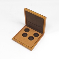 Boîte de rangement carrée en bois pour pièces de monnaie, doublure en daim, 4 supports ronds, logo personnalisé pour l'affichage de pièces commémoratives et l'emballage de cadeaux souvenirs