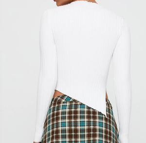 Kunden spezifisches weißes asymmetrisches Twist <span class=keywords><strong>Neck</strong></span> Ribbed <span class=keywords><strong>Knit</strong></span> Langarm-Oberteil mit Figure-Hugging Fit und modernem Saum strick - Product Image 4