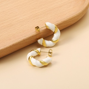 Boucles d'oreilles créoles en acier inoxydable plaqué or 18 carats, nouvelle tendance, design géométrique torsadé goutte d'huile, époxy noir et blanc, bijoux pour femme - Product Image 4