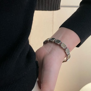สร้อยข้อมือเงินแท้ S925 ดีไซน์ทันสมัย รูปทรงสี่เหลี่ยมจัตุรัส  พร้อมจี้เทพเจ้าแห่งโชคลาภ  สายถักแบบจีน สำหรับผู้หญิง - Product Image 4