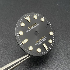 Nuevo Estilo de Reloj Mod GMT con Esfera Negra Sunburst, Índices Dorados, Índices en Oro Rosa, 28.5MM, Luminoso Verde, Compatible con Movimiento NH34 - Product Image 1