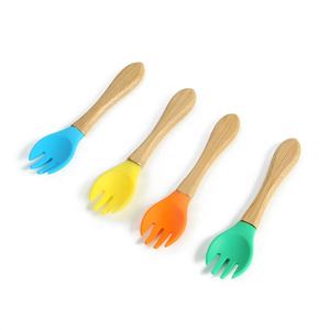 Cuillère à manche en bambou Bebes ODM et OEM à tête en silicone et cuillères à manche en bois Logo personnalisé - Product Image 1