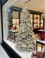 Sapin de Noël artificiel pré-éclairé effet neige, avec baies rouges et lumières chaudes pour la décoration de la maison en fêtes
