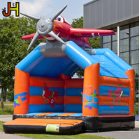 Structure gonflable avec toboggan sur le thème de l'avion pour enfants