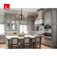 Allandcabinet Diseño de madera antigua Gabinete de cocina de madera maciza gris con puerta de vidrio parteluz Carpintería clásica de estilo francés con Isla