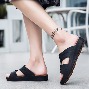 Chaussons en PU tendance pour hommes, légers, à semelle épaisse, amortissants, doux, respirants, confortables, avec semelle intérieure en PU imperméable pour l'hiver - Product Image 3