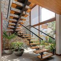 Escalier droit d'intérieur pour maisons, design élégant en acier carbone, poutre monobloc, marches en bois de chêne avec main courante en verre trempé