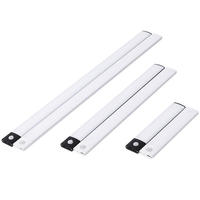 Lumière nocturne intelligente à détecteur de mouvement magnétique rechargeable à trois couleurs à intensité variable, lumière LED sous l'armoire de cuisine
