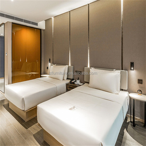 Fournisseur de meubles de chambre d'hôtel commerciaux sur mesure, lit double minimaliste en MDF rembourré avec tête de lit en panneau mural - Product Image 2