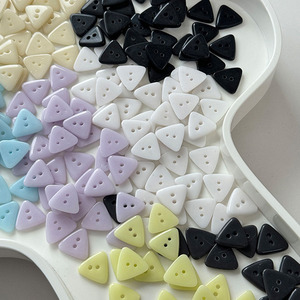 Triángulo de dibujos animados Tamaño pequeño 2 agujeros Botones de cerámica para ropa para cárdigan de punto Vestido de niños Botones decorativos para ropa - Product Image 3