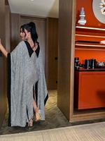 Robe de Soirée de Bal Prête à l'Expédition – Fabricant de Robes Formelles de Dubaï – Robe de Soirée Dos Nu Décolleté Plongeant en V avec Patchwork Argenté et Manches Châle