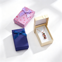 Boîte à bijoux avec couvercle et ruban pour le rangement des bijoux, boîte cadeau pour colliers, bagues, boucles d'oreilles et pendentifs