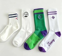 Chaussettes brodées en fil 100% coton avec logo personnalisé, hauteur cheville, technique tricotée, motif uni, position du logo sur le revers, pour le quotidien et le printemps