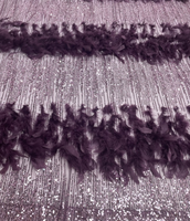 Tissu en tulle à paillettes verticales couleur or champagne personnalisé avec dentelle de plumes d'autruche blanches superposées pour robe de mariée de défilé