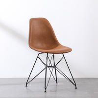 Chaise de salle à manger moderne et simple en fer forgé avec rembourrage doux, dossier créatif, style luxueux et raffiné pour usage domestique