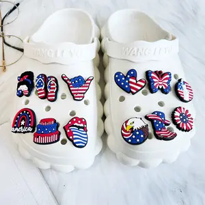 थोक लोकप्रिय अमेरिकी ध्वज पीवीसी रबर क्लॉग स्वतंत्रता दिवस संग्रह होल जूते वियोज्य DIY जूता फूल