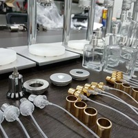 Machine manuelle de sertissage de flacons de parfum 2-en-1, équipement efficace de capsulage de flacons en verre à commande manuelle
