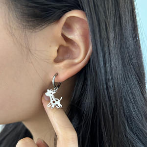 Boucles d'oreilles <span class=keywords><strong>manchette</strong></span> en acier inoxydable plaqué or motif <span class=keywords><strong>girafe</strong></span> mignonne, design unique creux, style Ins, polyvalentes pour femme - Product Image 5