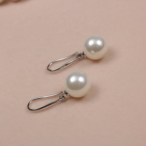 Conjunto de joyería de regalo exquisito de diseño coreano de moda, collar de perlas de concha de mar Natural blanco 100% de 10mm para mujer, hebra barata de 3 colores - Product Image 3