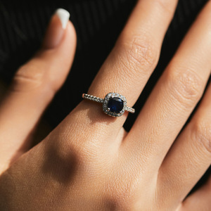 Anillo minimalista de plata S925 con zafiro y halo de diamantes, anillo clásico de compromiso para mujer con incrustaciones de piedras preciosas. - Product Image 3