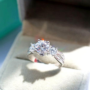 Anello Q426 in oro bianco con diamante taglio brillante rotondo, colore G naturale, gioiello da donna per fidanzamento - Product Image 2