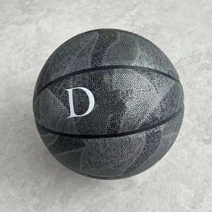 Balón de Baloncesto de Cuero de Alta Calidad con Logotipo Personalizado - Set de Regalo Promocional para Amigos con Impresión en Serigrafía - Product Image 5