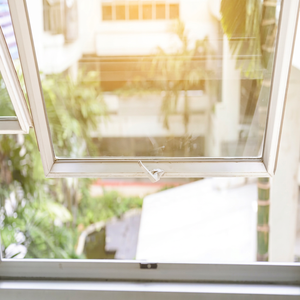 Ventana de Aluminio Abatible Vertical Moderna para Uso Comercial con Mosquitera Magnética, Tamaño Estándar para Sala de Estar y Baño - Product Image 1