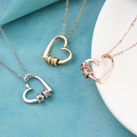 Collier Cœur Personnalisé Gravé pour la Fête des Mères avec Perles en Acier Inoxydable Plaqué Or et Chaînes Mignonnes – Idéal pour le Dropshipping