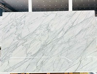 Dalle de marbre poli Carrara Snow White avec veines grises douces pour murs intérieurs, sols, îlots de cuisine, plans de travail de salle de bain, décoration de villas et hôtels