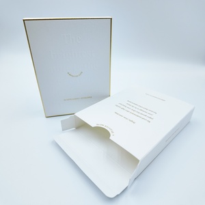 Boîte en papier gaufré blanc pur personnalisée, design minimaliste avec dorure à chaud, texture premium, vente en gros pour cartes postales - Product Image 1