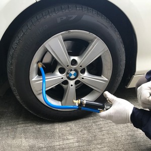 Manómetro de presión de neumáticos de alta resistencia con manguera giratoria de 360° y boquilla de aire en ángulo, 2.5% de precisión, adecuado para varios modelos en stock. - Product Image 4