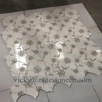 Mosaïque de marbre noir et blanc à motifs floraux en jet d'eau pour crédence de cuisine et carrelage mural de salle de bain