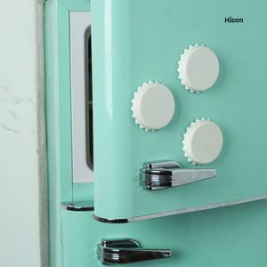 ที่เปิดขวดแม่เหล็กพลาสติกทรงกลมแบบกำหนดเอง XDH760 รูปทรงฝาขวดเบียร์ ทำจากพลาสติก ABS สำหรับติดตู้เย็น - Product Image 4