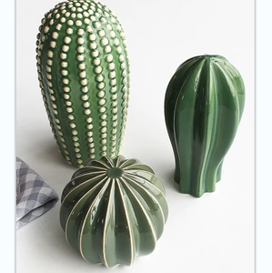 Vase décoratif en céramique émaillée verte en forme de cactus, ornement de table pour la maison, décoration de salon, bureau, artisanat - Product Image 3
