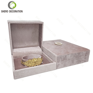 Caja de Joyería Cuadrada de Terciopelo Rosa de Alta Gama para Collares, Anillos y Pulseras - Product Image 4