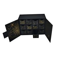 Boîte cadeau avec base rigide en carton, design en mousse à cavités, impression UV sélective et décoration artistique