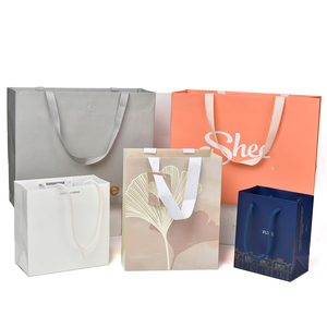 Sac en papier kraft personnalisé avec poignée - Sac d'emballage écologique avec pelliculage mat pour cadeaux et vente au détail, directement de l'usine OEM - Product Image 1