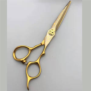 กรรไกรตัดผมสีทองลายดามัสกัส ขนาด 6 นิ้ว รุ่นเรดเบลด สำหรับมือขวา ใช้สำหรับงานเสริมสวย - Product Image 5