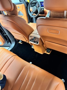 Bentley a amélioré son intérieur avec des housses de siège personnalisées haut de gamme, imperméables et ignifuges, et des tapis de sol pour voiture. - Product Image 6