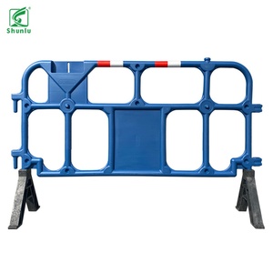 Barrière de circulation temporaire rouge et blanche, efficace pour le contrôle des foules, barricade en plastique pour la sécurité routière, en HDPE, PE, caoutchouc pour utilisation sur route - Product Image 3