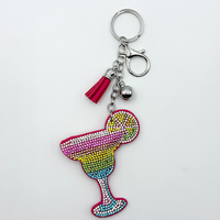Roze-kersenkleurige bestseller sleutelhanger met strass steentjes, 3D fruitbedel met strass steentjes, stijlvolle tasaccessoire met kwastje
