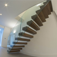 Escalier flottant résidentiel en acier et bois, construction durable avec poutres métalliques, garde-corps en verre transparent, écologique, sûr pour une utilisation en intérieur