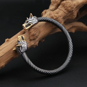 Bracelet ouvert en acier avec têtes de loup et accents dorés, style viking, pour homme, cadeau, par Yunnique - Product Image 1