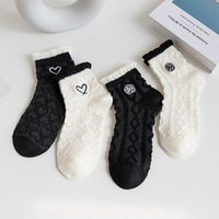 Chaussettes mi-mollet - Chaussettes à bulles brodées en noir et blanc sur le thème de l'amour pour l'automne et l'hiver