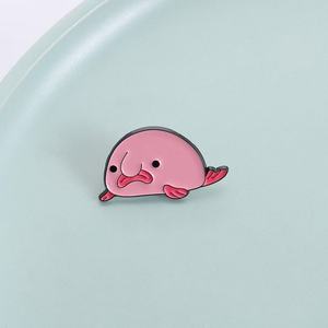 Broche en alliage de zinc émaillé en forme de poisson Blobby rose, mignonne, en métal, pour sac à dos, revers, bijou, cadeau pour enfant et ami - Product Image 1